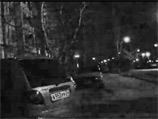 Несмотря на то, что все произошло в ночное время, на записи с камеры видеорегистратора в припаркованной возле дома машине видна летящая фигура человека, которая с глухим стуком ударяется о землю