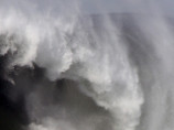 В Бразилии гигантская волна смыла с пирса шесть человек: до темноты их так и не нашли
