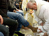 Папа Франциск в Великий четверг омыл ноги юным преступникам
