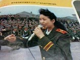 Неизвестный блоггер выложил в интернет фотографию молодой Пэн Лиюань, поющей для солдат на пекинской площади Тяньаньмэнь вскоре после трагических событий 4 июня 1989 года