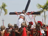 Около двух десятков филиппинцев добровольно подвергли себя распятию на кресте в Страстную пятницу