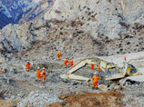 На золотодобывающей шахте в китайском Тибете. Шахту, расположенную недалеко от столицы региона Лхасы, накрыло оползнем