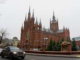 В католических храмах России освящают пасхальную пищу