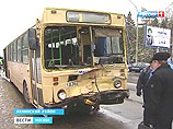 Один человек погиб и несколько пострадали при столкновении автобуса и иномарки в Москве