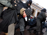 Полиция задержала сегодня вечером у станции метро "Гостиный Двор" около 10 участников акции оппозиции "Стратегия 31", которые выступали в защиту свободы собраний Полиция задержала сегодня вечером у станции метро "Гостиный Двор" около 10 участников акции оппозиции "Стратегия 31", которые выступали в защиту свободы собраний