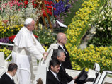 В пасхальное воскресенье Папа Франциск призвал народы планеты к миру