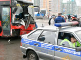 Казанский автобус повалил на людей фонарный столб и следом въехал в пешеходов на остановке: три человека погибли