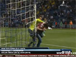 Скандальный инцидент произошел в матче 27-го тура чемпионата Турции по футболу между командами "Касимпаша" и "Бурсаспор". Выбежавший болельщик попытался напасть на голкипера "Бурсаспора", но получил достойный ответ