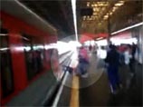 "Телефон, ради которого стоит рискнуть жизнью": бразильянка едва не погибла под поездом, прыгнув на рельсы (ВИДЕО)