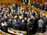 В Раде Украины неспокойно: одни депутаты ее блокировали, другие предложили роспуск, а под стенами парламента прошел разношерстный митинг