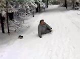 Поводом для расследования стали выложенные Макеевым в интернете выдеоролики. В одном из них подозреваемый бежит по лесной тропинке за пожилой женщиной, а потом толкает пенсионерку в сугроб с криком: "Ну-ка, на х*й, б**дь. Тварь ебу*ая!" Поводом для расследования стали выложенные Макеевым в интернете выдеоролики. В одном из них подозреваемый бежит по лесной тропинке за пожилой женщиной, а потом толкает пенсионерку в сугроб с криком: "Ну-ка, на х*й, б**дь. Тварь ебу*ая!"
