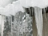 Опасная весна: под Москвой глыбы снега и льда рухнули на 12-летнюю девочку и семейную пару