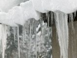 Опасная весна: под Москвой глыбы снега и льда рухнули на 12-летнюю девочку и семейную пару Опасная весна: под Москвой глыбы снега и льда рухнули на 12-летнюю девочку и семейную пару