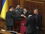 Депутаты начали блокирование накануне, после того как провалилось голосование по проекту постановления о назначении выборов мэра и Киевсовета на 2 июня