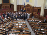 Депутаты Верховная Рады Украины, которую третий день блокируют оппозиционеры, не сумевшие договориться с правящей партией, решили не тратить силы на борьбу с баррикадами, а просто провести заседание вне здания парламента