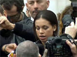 Марокканка Карима эль-Маруг, известную для большинства людей под именем Руби, в сексуальной связи с которой обвиняется экс-премьер Италии Сильвио Берлускони, вышла к зданию Миланского суда, чтобы провести акцию протеста