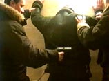 В этот момент его прямо в аэропорту и схватили оперативники В этот момент его прямо в аэропорту и схватили оперативники