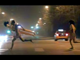 Китайский интернет всполошило загадочное ФОТО - двое голых бегут с резиновой женщиной