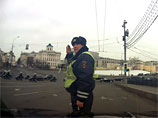 В Москве водитель выехал навстречу кортежу из 30 автомобилей - гаишник  "перекрыл движение" собой (ВИДЕО)