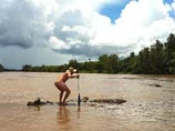 Австралиец на спор сплавал по кишащей крокодилами реке: голым и на бревне