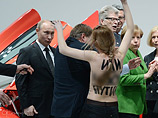 Активистки движения Femen, известные своими полуголыми протестами, не могли не использовать столь заметную площадку, как Ганноверская промышленная ярмарка