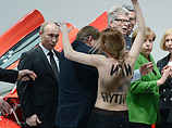 Активистки движения Femen, известные своими полуголыми протестами, не могли не использовать столь заметную площадку, как Ганноверская промышленная ярмарка Активистки движения Femen, известные своими полуголыми протестами, не могли не использовать столь заметную площадку, как Ганноверская промышленная ярмарка