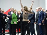 Одна из основательниц и лидеров украинского движения Femen Александра Шевченко, ближе единомышленниц подобравшаяся с голой грудью к Владимиру Путину на Ганноверской промышленной ярмарке, высказала недовольство российскими СМИ Одна из основательниц и лидеров украинского движения Femen Александра Шевченко, ближе единомышленниц подобравшаяся с голой грудью к Владимиру Путину на Ганноверской промышленной ярмарке, высказала недовольство российскими СМИ
