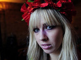 Активистка Femen, бросившаяся на Путина с матерным лозунгом и голой грудью, обвинила российских журналистов в "издевательстве" Активистка Femen, бросившаяся на Путина с матерным лозунгом и голой грудью, обвинила российских журналистов в "издевательстве"