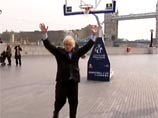 Мэр Лондона очаровал электорат баскетбольным трюком (ВИДЕО)