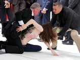 Femen вышли из полиции и негодуют: "Путин врет". Их могут осудить и без участия потерпевшего