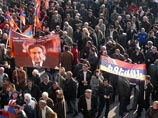 В столице Армении бушуют страсти: сторонники оппозиционной партии "Наследие", не согласные с результатами президентских выборов, вышли на митинг, который грозит перерасти в масштабные столкновения