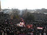 В Ереване сторонники оппозиции, не согласные с результатами выборов, вышли на улицы. Власти не признают демонстрацию мирной