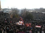 В Ереване сторонники оппозиции, не согласные с результатами выборов, вышли на улицы. Власти не признают демонстрацию мирной В Ереване сторонники оппозиции, не согласные с результатами выборов, вышли на улицы. Власти не признают демонстрацию мирной