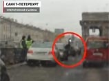 Другой инспектор попытался помочь коллеге в задержании нарушителя, но охранник, подоспевший на помощь, помешал задержать водителя, и тот успешно скрылся Другой инспектор попытался помочь коллеге в задержании нарушителя, но охранник, подоспевший на помощь, помешал задержать водителя, и тот успешно скрылся