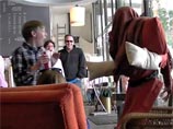 Человек-стул напугал посетителей калифорнийского кафе (ВИДЕО)