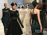 У моделей, которые дефилировали на подиуме во время показа, были заплетены косы похожие на ту, которую обычно носит Тимошенко