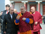 Пояснения Путину при осмотре дацана давал глава Буддийской Сангхи Хамбо-лама Дамба Аюшеев