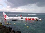 На индонезийском острове Бали самолет выкатился с взлетно-посадочной полосы, и остановился лишь в море