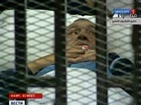 Сам 84-летний Мубарак предстал сегодня перед судом в специально огороженном решеткой помещении в приподнятом настроении