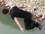На фото видно, как парень стоит на краю моста, готовясь к прыжку. Следующий снимок - он отталкивается от опоры, затем идет кадр входа в воду - последнее фото спортсмена. Следующий снимок запечатлел юношу уже мертвым - он лежит без движения на поверхности 