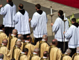 Папа призвал католическое духовенство оправдывать слова делами