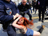Российские официальные лица "насылают" на активисток Femen 10 лет тюрьмы во Франции. Но те считают, что им не грозит ничего