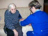 На Украине 97-летняя бабушка выпала из окна, но зацепилась за кондиционер и спаслась (ВИДЕО)