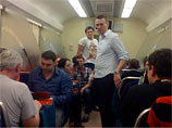 Гражданские активисты, поддерживающие Алексея Навального, которого обвиняют в хищении 16 миллионов рублей, заняли несколько вагонов в поезде на Киров
