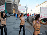 Известная украинская организация Femen, члены которой устраивают аналогичные протесты с обнаженной грудью, от московской акции открестились Известная украинская организация Femen, члены которой устраивают аналогичные протесты с обнаженной грудью, от московской акции открестились