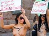 Противницы министра образования и "Антиплагиата" устроили топлес-акцию в центре Москвы