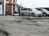 Новая трасса между двумя вантовыми мостами во Владивостоке начала проваливаться под колесами автомобилей. Огромная яма появилась на развязке в районе площади Окатовая