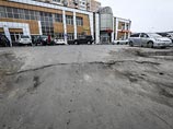 На дороге, построенной во Владивостоке к саммиту АТЭС, асфальт стал проваливаться под колесами машин