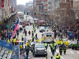 В США показаны ФОТО бостонских бомб, а также бесхозной сумки и человека, убегающего с места взрыва