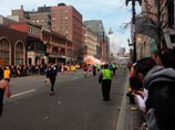 В Соединенных Штатах блогосфера и СМИ обсуждают фотографию с таинственным человеком на крыше, который случайно попал в кадр, сделанный очевидцем взрывов на Бостонском марафоне 15 апреля